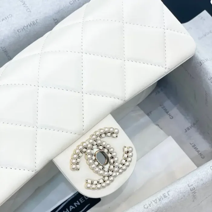 Chanel Lambskin Clutch with Chain - Image 2